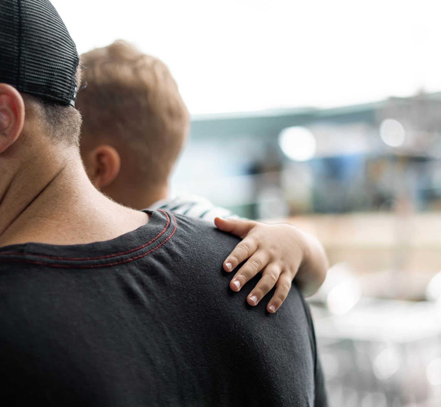 Un papa portant un enfant dans les bras